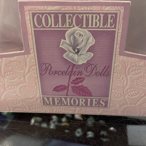 Handcrafted porcelain doll. Some wear on the box - Picture 4 of 6